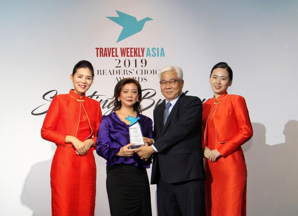 Mr Tan Kim Seng, Chief Operating Officer, Meritus Hotels & Resorts, receiving the Best Upscale Hotel-Asia Pacific award from Ms Irene Chua, Vice President, Asia, Northstar Travel Group