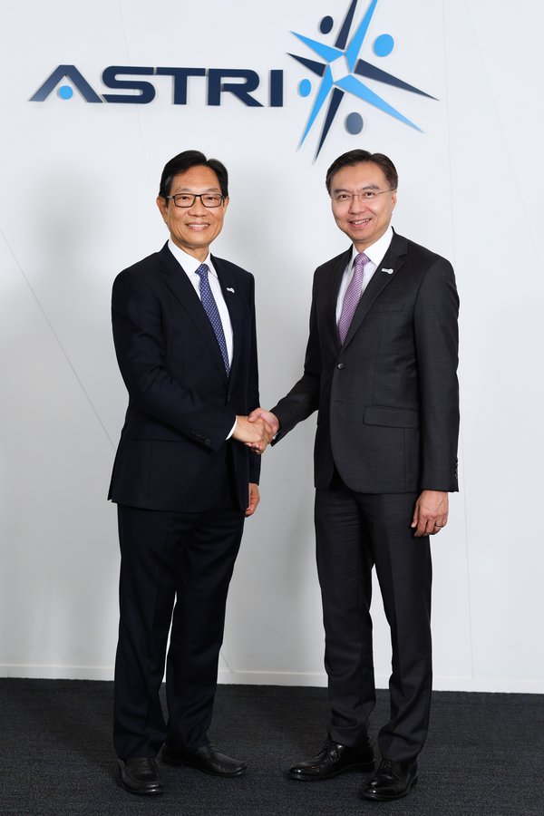 Mr Sunny Lee Wai-kwong, JP (right) succeeds Mr Wong Ming-yam, SBS, JP (left) as Board Chairman of ASTRI, effective 21 October.