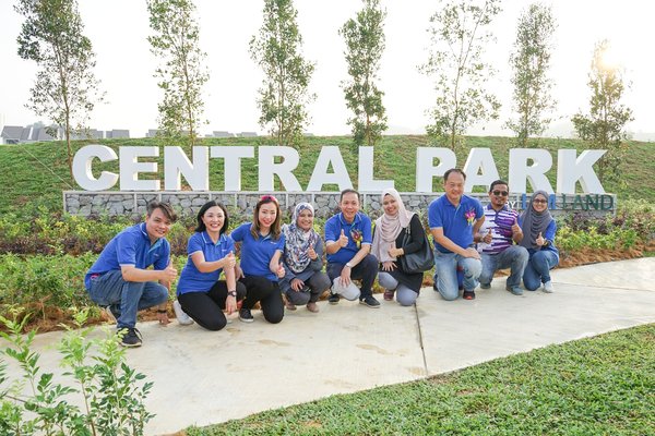 Puan Rahilah Rahmat, Yang Dipertua of Kuala Selangor District Council (MDKS) with the team from IJM Land during the official launch of Central Park in Shah Alam 2
