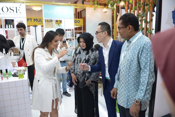 Cosmobeaute Indonesia 2019 exhibition tour with Group Managing Director, ASEAN Business & Senior Vice President of Informa Markets.