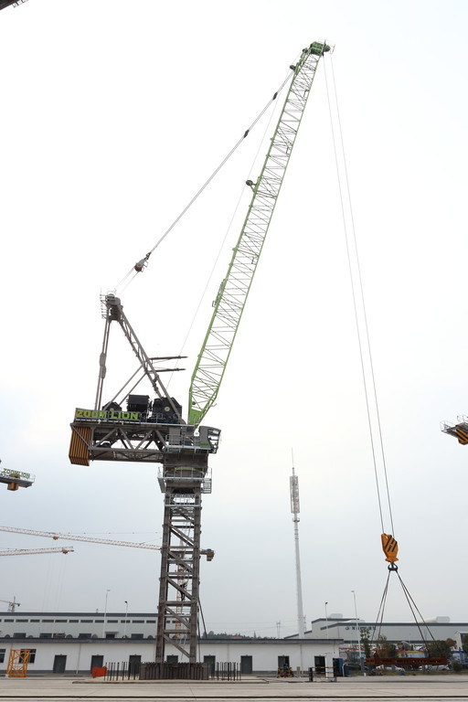 The LH3350-120 luffing tower crane under testing by a R&D team of Zoomlion