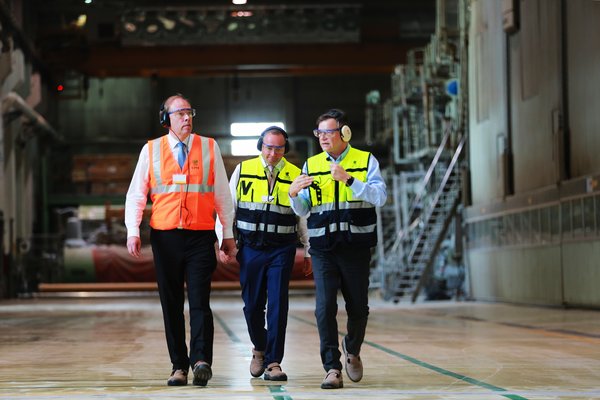 芬兰驻华大使肃海岚先生（左一）参观UPM常熟工厂
