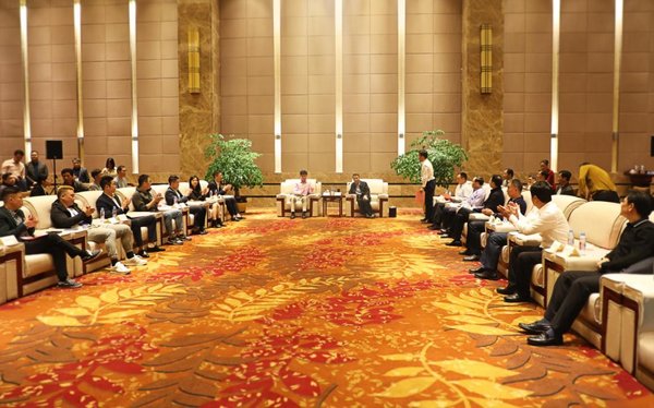 宜春市市委相关领导与国民传奇产业联盟成员会面