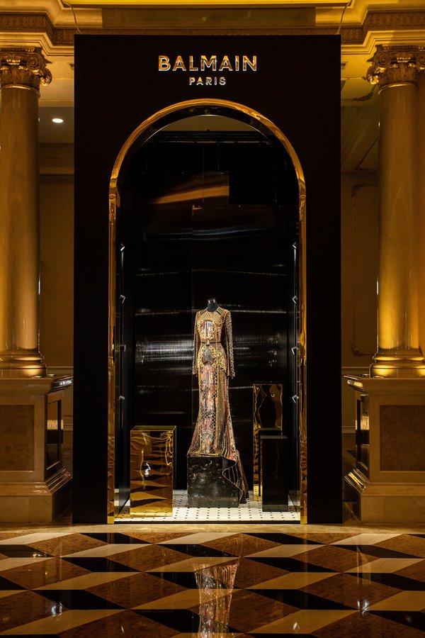 金沙澳门时装周2019贵宾盛典后，Balmain的高级时装在澳门威尼斯人正门大堂向公众展示。