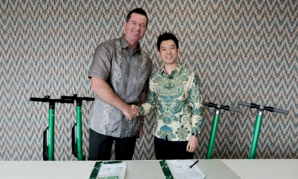 John Flood, President and CEO of Archipelago International and  TJ Tham, GrabWheels CEO at the signing ceremony.
