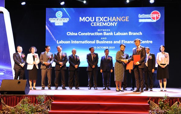 Labuan IBFC Inc CEO, Farah Jaafar-Crossby, and Felix Feng Qi, Principal Officer of China Construction Bank Labuan Branch (CCBL) at the recent MoU exchange in Labuan.