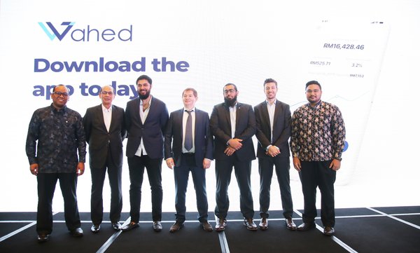 L to R - Mohd Izzat Fadhli, Country Director, Wahed Invest, Mohd Yuzaidi Mohd Yusoff, Non-Executive Independent Director, MDeC, Junaid Wahedna, Founder and Chief Executive Officer of Wahed Invest, Linar Yakupov, Advisor, Wahed Invest, As'ad Layth, VP of Business Development, Wahed Invest, Kareem Tabaa, Chief Product Officer, Wahed Invest and Syakir Hashim, Regional Head of APAC, Wahed Invest at the Wahed Invest Malaysia Launch