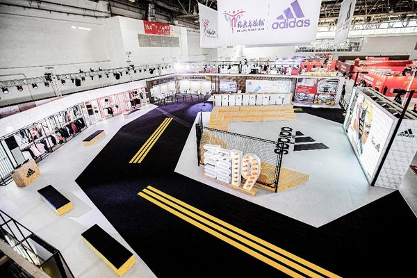 2019北京马拉松博览会 阿迪达斯展台