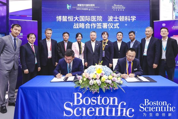 博鳌恒大国际医院院长杨毅（左）与波士顿科学副总裁达波（右）代表双方签署合作协议