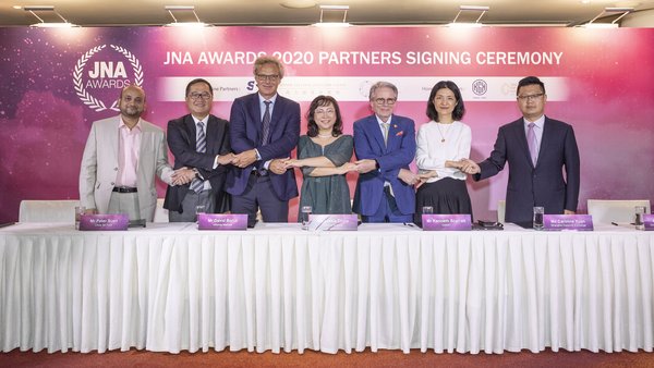 Partners gathered to show support for the JNA Awards 2020. In the picture: L2: Peter Suen, Executive Director of CTF; R2: Caroline Yuan, Vice President of SDE;  R3: Kenneth Scarratt, Consultant of DANAT;  R1: Simon Chan, Co-Founder, Member of the Board and Executive Vice President of CGE; L1: Abhishek Parekh, Executive Officer of KGK Group; accompanied by David Bondi, Senior Vice President - Asia of Informa Markets and Letitia Chow, Chairperson of the JNA Awards