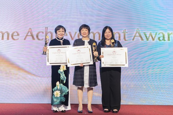 三大珠寶零售巨擘榮獲 2019 年度 JNA 大獎 「終身成就獎」殊榮。（左起）Phu Nhuan Jewelry Joint Stock Company 創辦人及主席 Cao Thi Ngoc Dung 女士、北京菜市口百貨股 份有限公司董事及總經理王春利女士和綺麗珊瑚創始人暨董事長洪明麗女士。