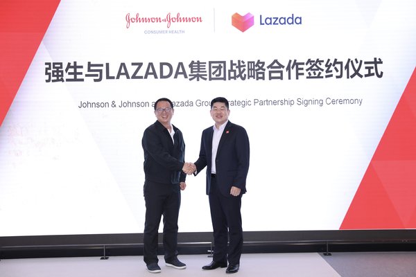 Lazada跨境业务总经理炜臣（左）与强生消费品中国区总裁邓旭（右）