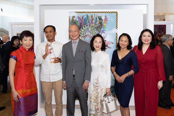 Winner of 2019 UOB Southeast Asian Painting of the Year, Anagard. from Indonesia with (from left), Ms Grace Fu, Minister for Culture, Community and Youth, Mr Wee Ee Cheong, Deputy Chairman and Group CEO, UOB, Mrs Wee Ee Cheong, Ms Nicolette Rappa, Head of Group Strategic Communications and Customer Advocacy, UOB and Ms Lilian Chong, Executive Director, Group Strategic Communications and Customer Advocacy, UOB.