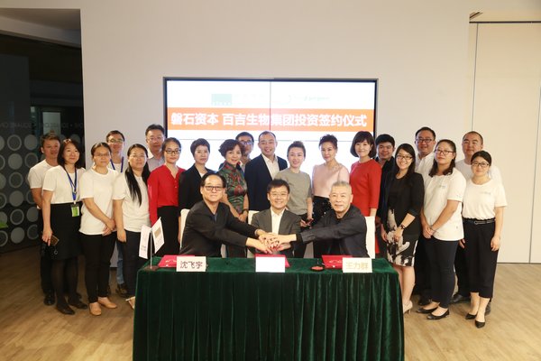 Mr. Shen Feiyu, Director of Biosyngen (seated, left); Dr. Victor Li Lietao, Founder, Director and CEO of Biosyngen (seated, middle); Mr. Wang Liqun, Chairman of Stone Capital and Director of Biosyngen (seated, right); Mr. Frank Wang, Chairman of Biosyngen (standing, 11th from left); Mrs. Michelle Chen, Director and Vice President of Biosyngen (standing, 7th from right)