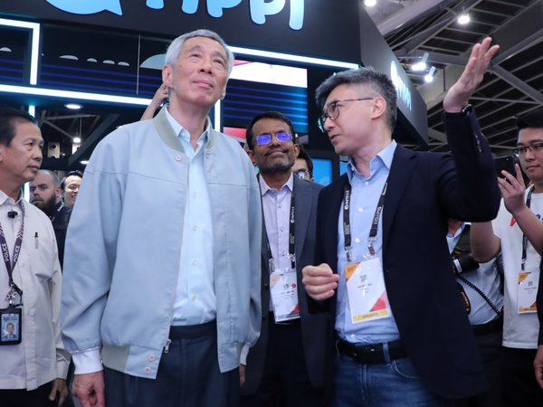 Lee Hsien Loong, Prime Minister of the Republic of Singapore, visited WeBank’s booth at the Singapore Fintech Festival