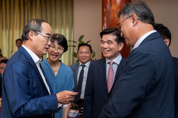 A group of Korean experts exchanged their experience with HCMC leaders