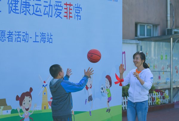 荷兰皇家菲仕兰中国区总裁陈戈与杨林小学的孩子互动
