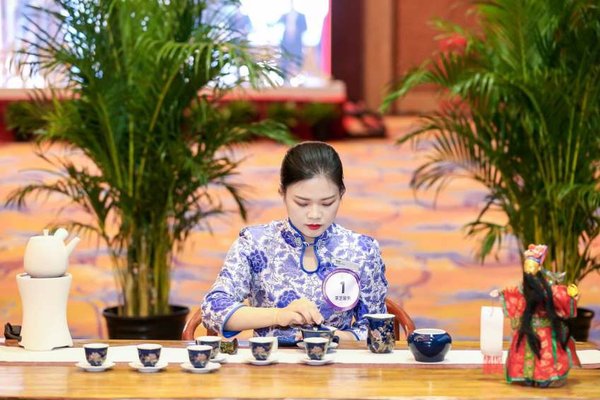华技能锦标赛包括客房服务及创意床品、咖啡制作和茶艺服务等7个项目
