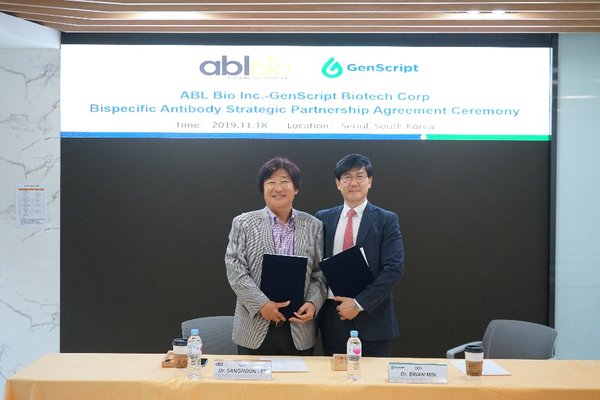 ABL Bio 首席执行官 Sang Hoon Lee博士与金斯瑞生物药事业部首席执行官 Brian Min 博士出席此次签约仪式