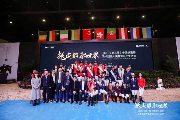 The award presenters took a photo with the contestants