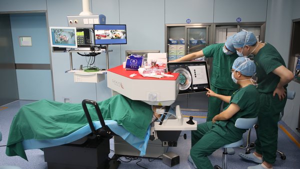 强生全视Catalys中国内地首例飞秒激光白内障手术在博鳌超级医院成功完成