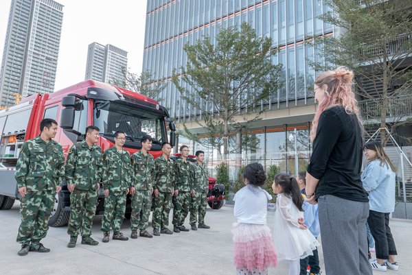 消防队员向荟同幼儿园学生介绍如何使用灭火器