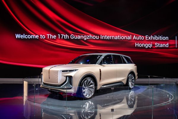 在第17届广州国际车展上展出的红旗E115