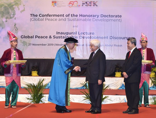 The former Secretary General of the United Nations, H.E Ban Ki-moon (left) received the Honorary Doctorate of Philosophy in Global Peace and Sustainable Development from the Chancellor of UKM, Yang di-Pertuan Besar Negeri Sembilan, HRH Tuanku Muhriz Ibni Almarhum Tuanku Munawir (two from right). On the right is the Vice-Chancellor of UKM, Prof. Ir. Dr. Mohd Hamdi Abd Shukor.
