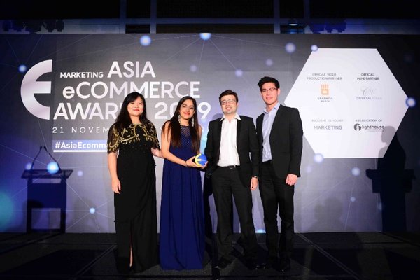 Luxasia receiving the Best eCommerce Customer Service Award