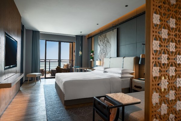 厦门万丽度假酒店客房将闽南风情和南洋文化注入客房设计，并可通过私人阳台远眺迷人的环东海域
