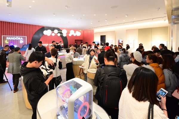 众多城中潮人打卡全新Pandora成都远洋太古里概念店