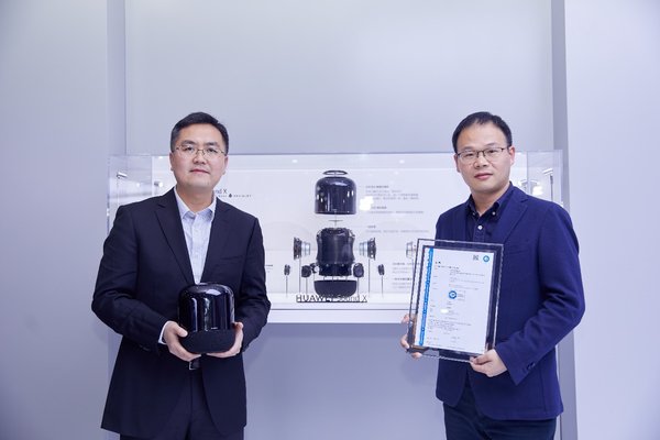 TUV南德电子电气研发部经理唐杰（左）为华为终端智能音箱产品总经理何瑞峰（右）颁发证书