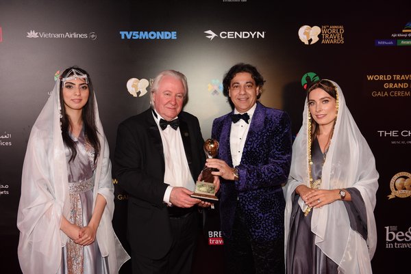 莲花大酒店及度假村首席执行官Deepak Ohri一举摘得“世界旅游风云人物”称号。World Group总裁兼创始人Graham Cooke颁发荣誉奖项。