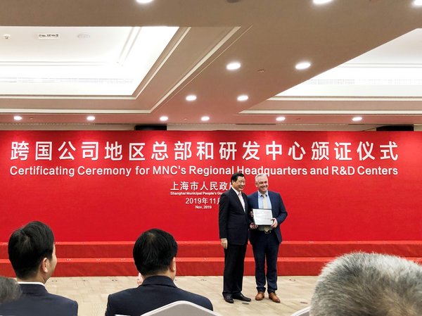 左：上海市市长应勇   右：通济隆亚太区执行董事Cameron Hume