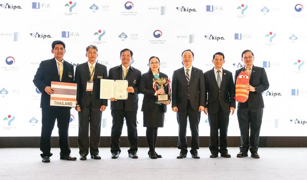 韩国发明振兴会副会长Koh Joon-ho与来自于泰国的大奖获得者，在2019首尔国际发明展颁奖礼上合影。11月30日，2019首尔国际发明展颁奖礼在位于首尔三成洞的韩国国际会展中心的C厅举行（供图：韩国发明振兴会）。