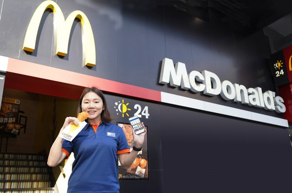 香港寬頻持股管理人及市務總裁 -- 住宅服務蕭容燕享受香港麥當勞為香港寬頻客戶帶來的精彩優惠 -- 麥炸雞！
