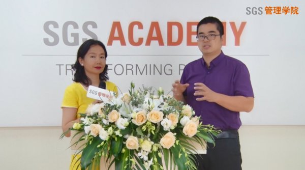 SGS管理学院总监汪姝女士（左一）紫光宏茂微电子公司质量与可靠性总监张健健（左二）