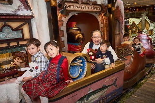 香港置地執行董事周明祖先生與一眾聖誕小熊村莊村民聚首於聖誕市集與眾同樂。
