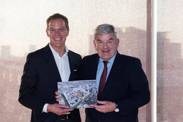 Jaarbeurs集团CEO Mr. Albert Arp（左） 与乌特勒支市市长 Mr. Jan van Zanen（右）