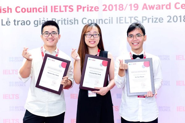 Three Vietnamese excellent candidates received local IELTS Prize 2018/19