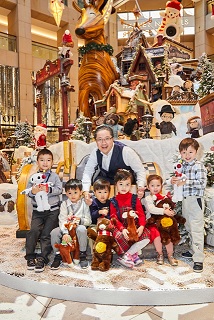 香港置地执行董事周明祖先生与一众圣诞小熊村庄村民一同在圣诞市集与众同乐。