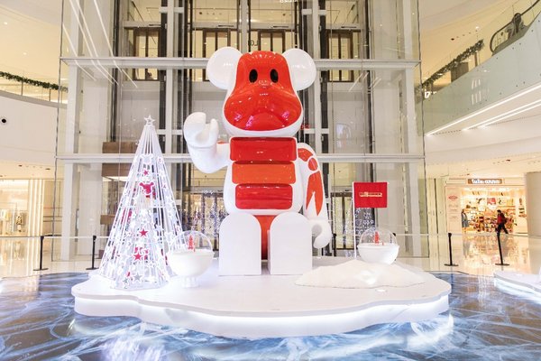 5-meter high Changsha IFS BE@RBRICK Statue is the most popular photo opportunity for shoppers