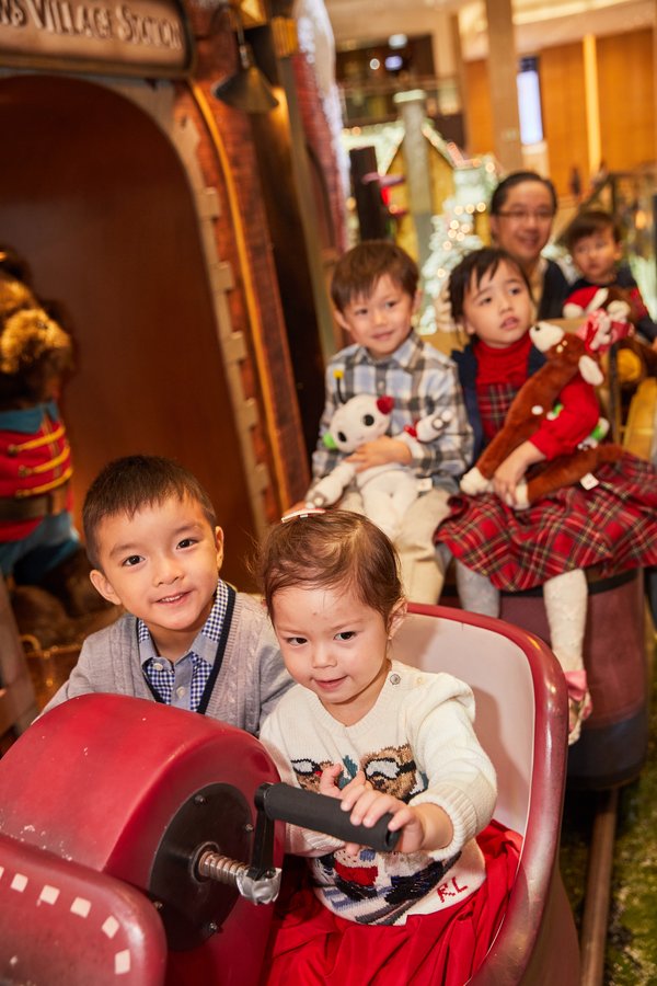 香港置地執行董事周明祖先生與一眾聖誕小熊村莊村民聚首於聖誕市集與眾同樂。