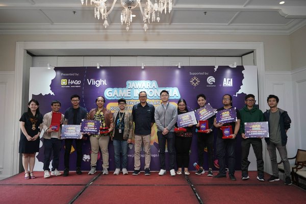 Ms. Kiemmy, Country Manager of Hago Indonesia, Mr. Adam Ardisasmita the Vice President of Asosiasi Game Indonesia,Mr. Semuel Abrijani Pangerapan, Directorate General of Informational Application KOMINFO, Mr. Joshua Qiao, Vice President of Vlight. with all the winners of Jawara Game Indonesia