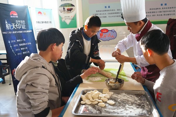 希望厨师现场教授爱心水饺的制作