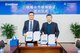 TUV莱茵大中华区工业服务与信息安全总经理虞伟峰（左）与大明重工总经理王健签订合作协议