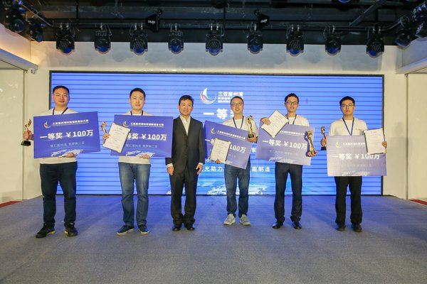海南省科技厅副厅长刘作凯为一等奖获奖团队颁奖