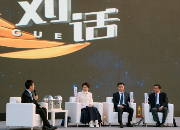 《对话》节目录制现场，从右往左依次为历军、朱连宇、董明珠