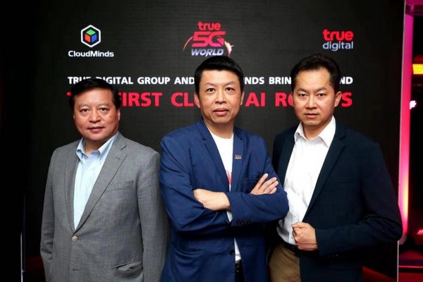 达闼科技创始人兼CEO黄晓庆先生（左）；True Digital Group物联网和数字解决方案常务董事Ekaraj Panjavinin先生（中）；True Corporation 5G工作组负责人Piron Paireepairit先生（右）