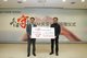 3M中国消费品事业部总经理薛勇向上海市慈善基金会副理事长方国平捐赠口罩